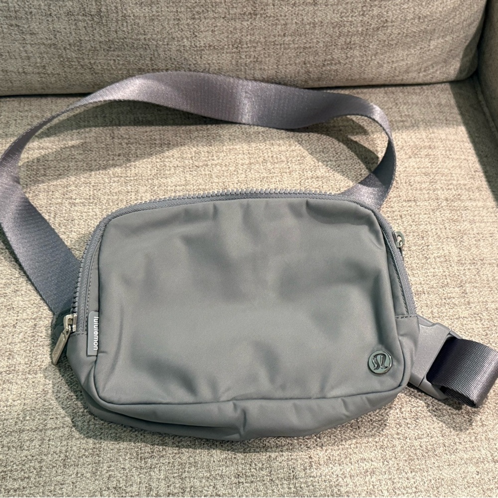 EUC Lululemon Rhino Gray 2L Belt Bag